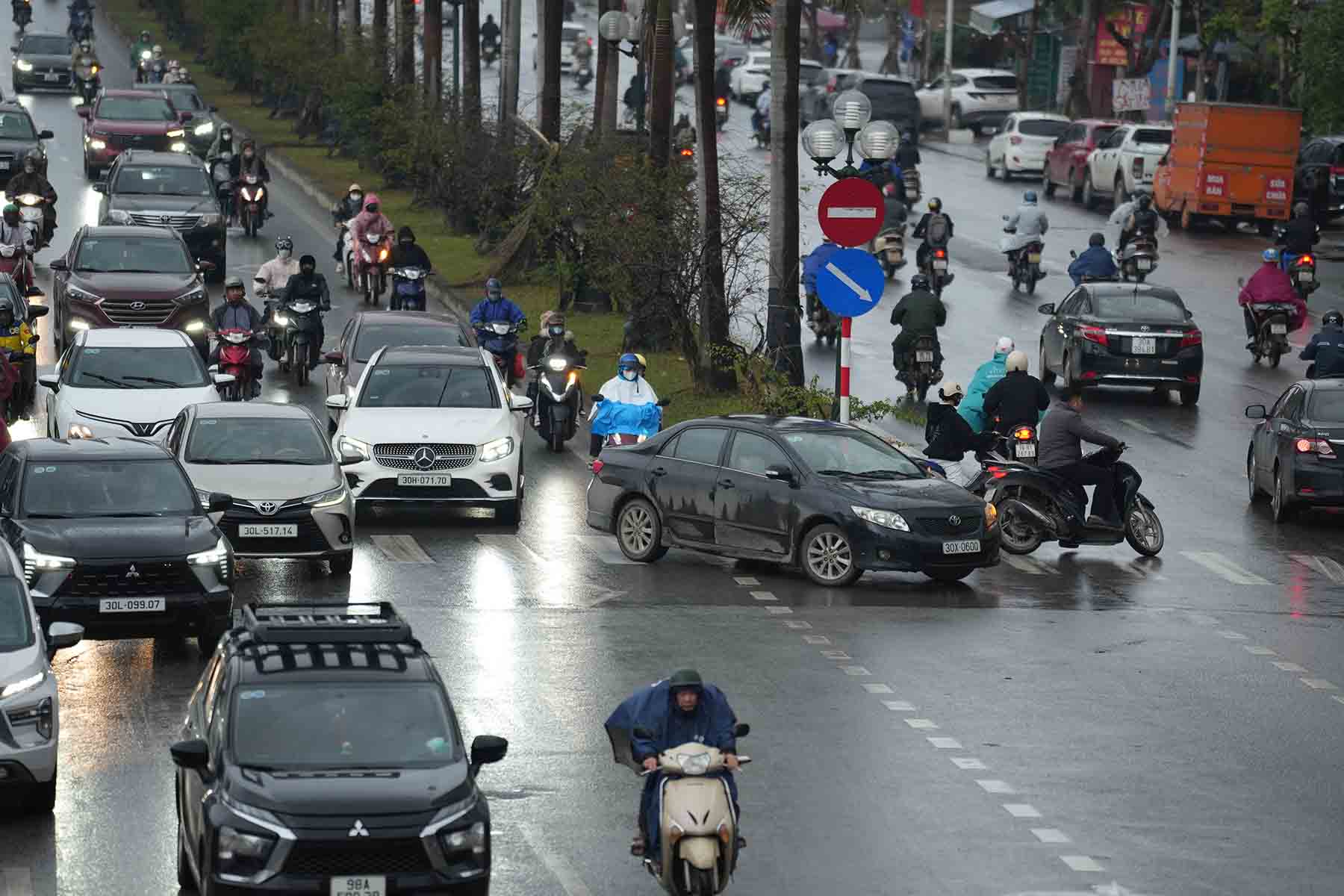 Phương tiện quay đầu ở một điểm mở trên đường Trần Hữu Dực. Ảnh: Hữu Chánh