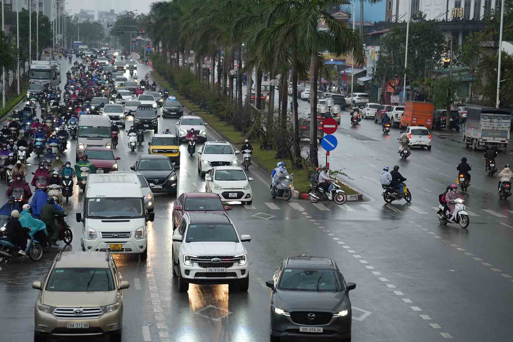 Các phương tiện quay đầu ở các điểm mở. Ảnh: Hữu Chánh