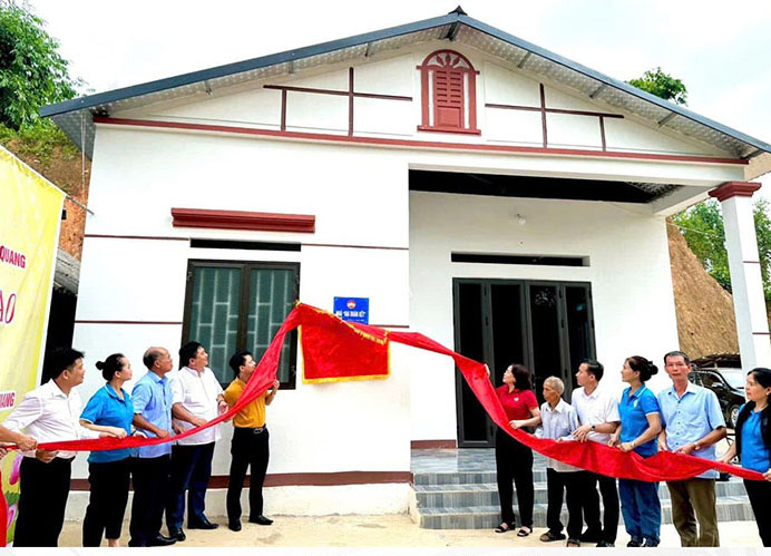 Khánh thành nhà “Đại đoàn kết” trong chương trình xóa nhà tạm, nhà dột nát tại Tuyên Quang. Ảnh: Thu Hằng.