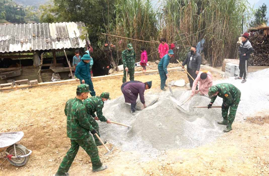 Các lực lượng cùng chung tay hỗ trợ người dân xóa nhà tạm, nhà dột nát ở Hà Giang. Ảnh: Hà Linh.