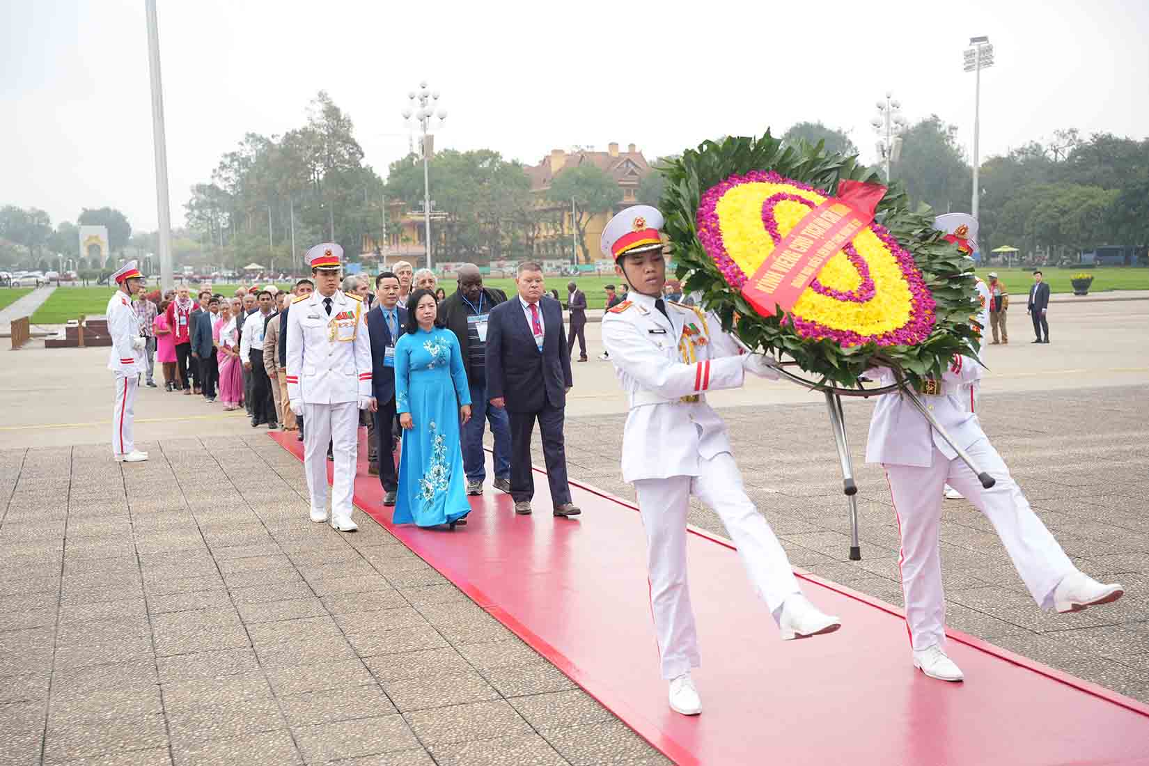 Đoàn đại biểu Liên hiệp Công đoàn Thế giới  dâng hoa, vào Lăng viếng Chủ tịch Hồ Chí Minh. Ảnh: Hữu Chánh