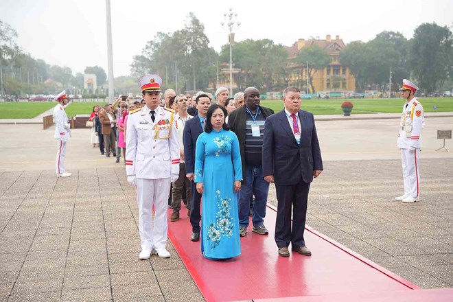 Đoàn đại biểu Liên hiệp Công đoàn thế giới vào Lăng viếng Chủ tịch Hồ Chí Minh