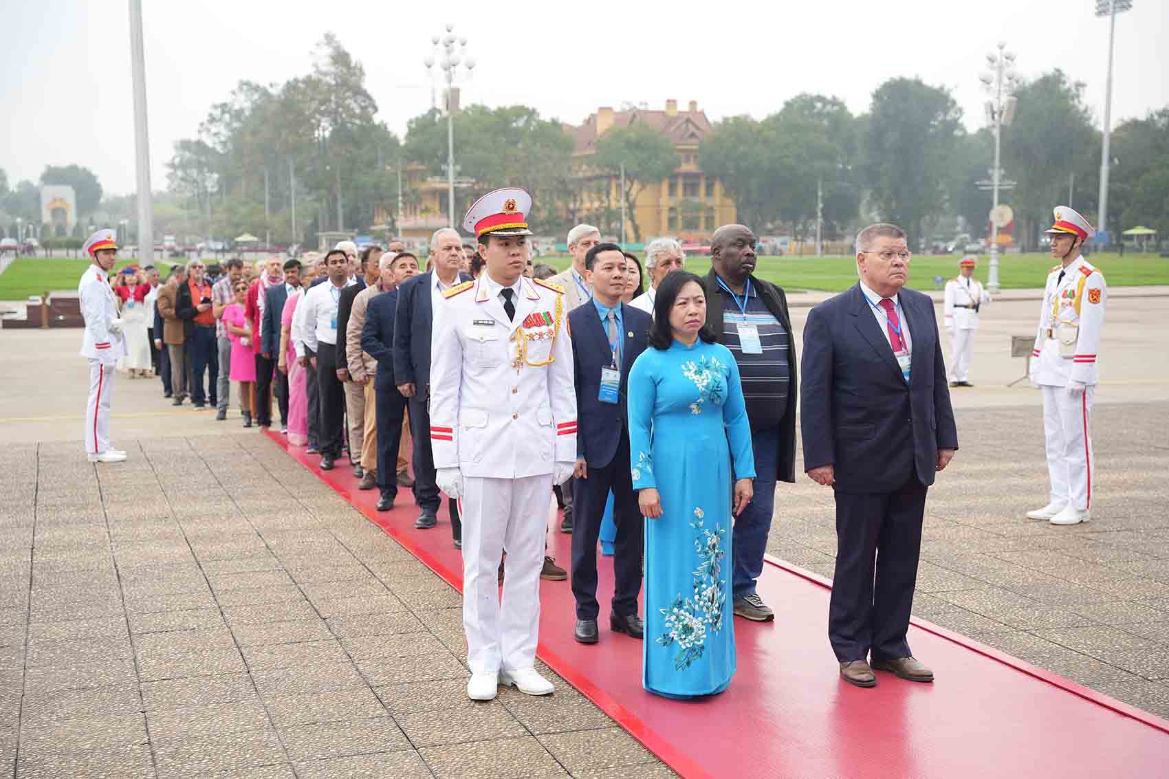 Phó Chủ tịch Thường trực Tổng Liên đoàn Lao động Việt Nam Thái Thu Xương đi cùng đoàn vào lăng viếng Chủ tịch Hồ Chí Minh. Ảnh: Hữu Chánh