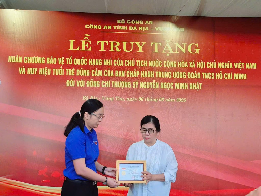 Chiến sĩ Nguyễn Ngọc Minh Nhật được truy tặng Huân chương Bảo vệ Tổ quốc