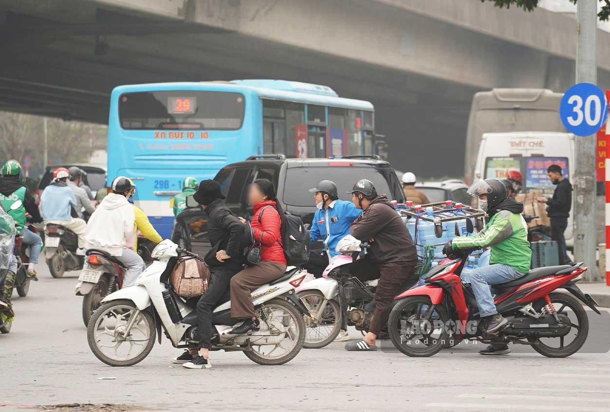 Dù Hà Nội lắp đặt hệ thống camera phạt nguội dày đặc, nhiều tài xế vẫn vi phạm, bất chấp mức phạt cao.