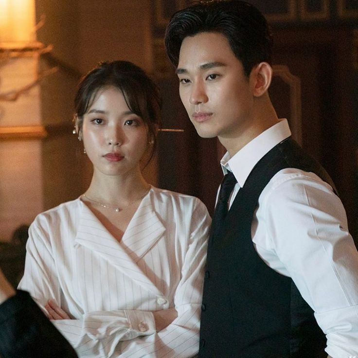 Kim Soo Hyun và IU có mối quan hệ thân thiết hơn 10 năm. Ảnh: Instagram