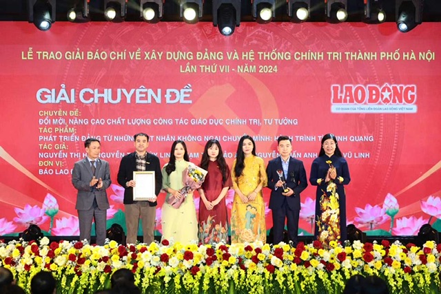 Nhóm phóng viên Báo Lao Động đạt giải C chuyên đề. Ảnh: Việt Anh.