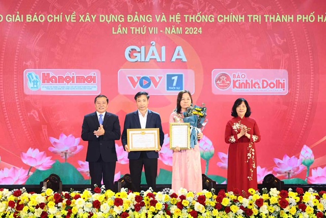 Giải A được trao cho 3 tác phẩm thuộc các thể loại báo in, phát thanh, báo điện tử. Ảnh: Việt Anh.