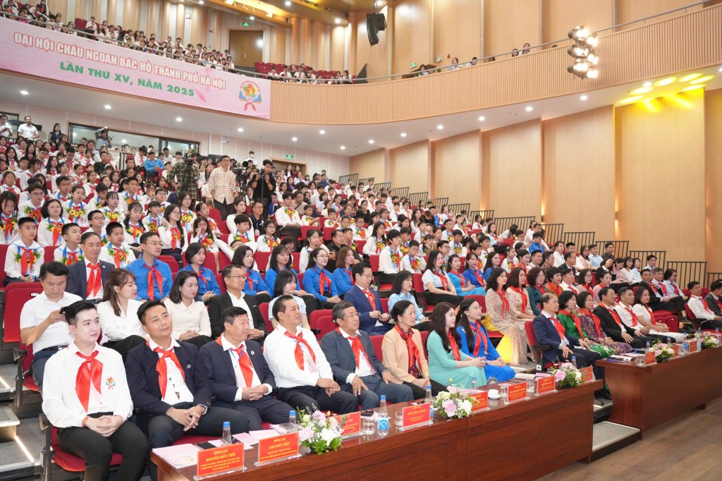 Các đồng chí lãnh đạo, đại biểu đến chung vui cùng thiếu nhi Thủ đô