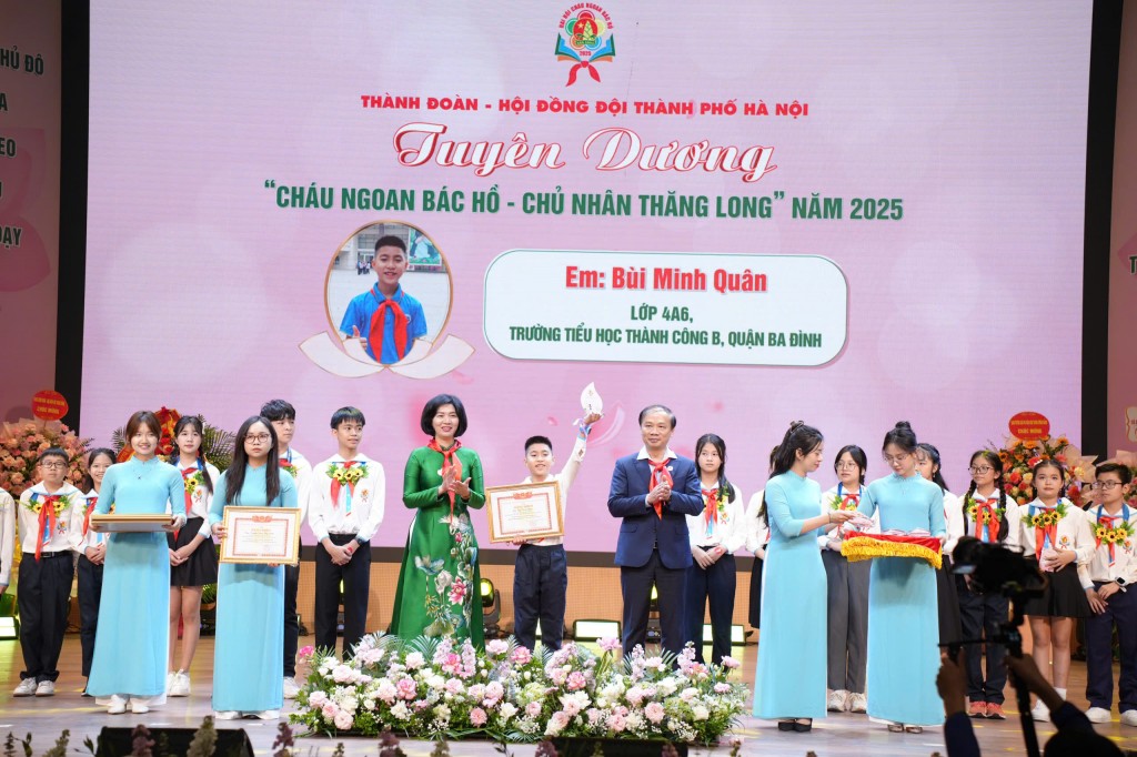 trao khen thưởng tới các thiếu nhi tiêu biểu
