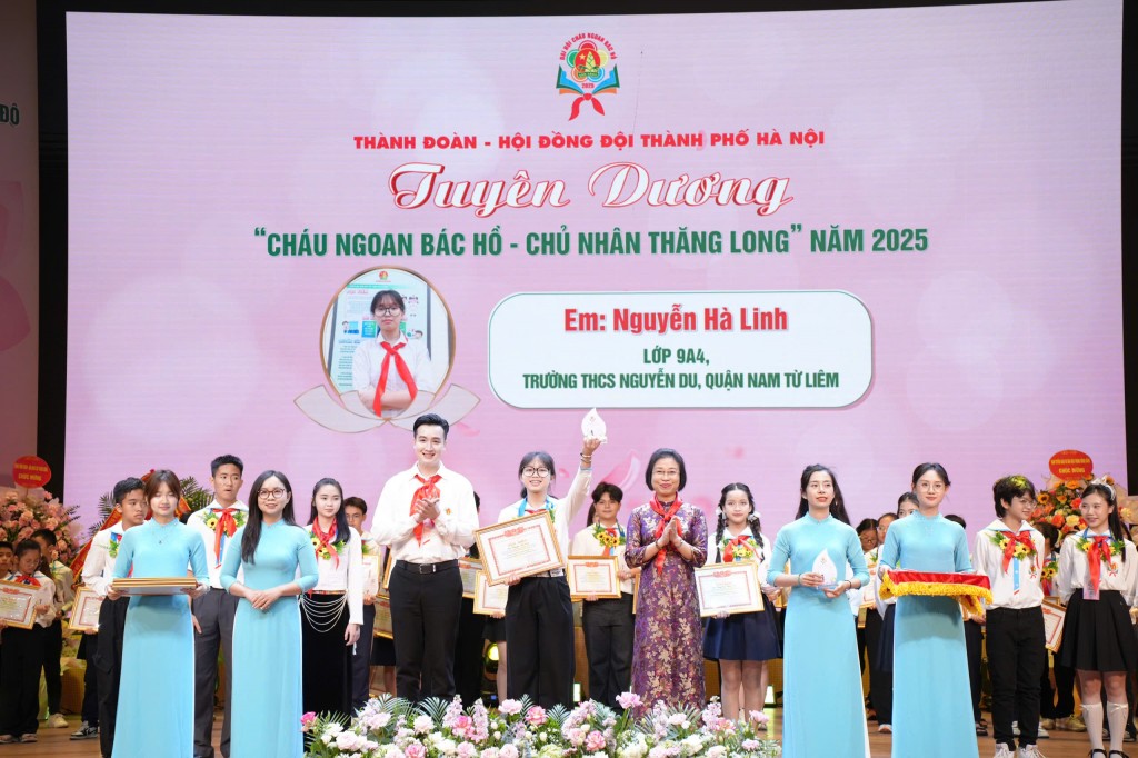 trao khen thưởng tới các em thiếu nhi