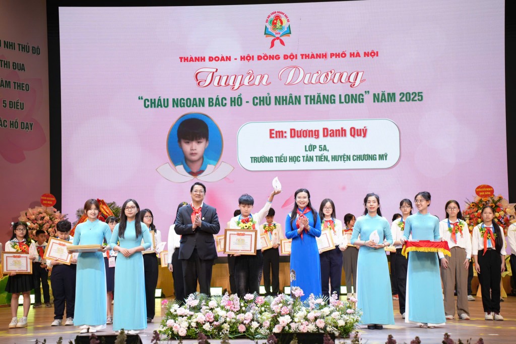 trao khen thưởng