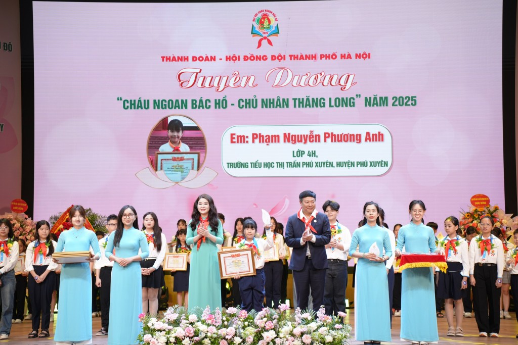 Đồng chí Phạm Anh Tuấn, Phó Chủ tịch Ủy ban MTTQ Việt Nam thành phố Hà Nội và đồng chí Chu Hồng Minh, Ủy viên Ban Thường vụ Trung ương Đoàn, Thành uỷ viên, Bí thư Thành đoàn Hà Nội trao khen thưởng tới các em thiếu nhi