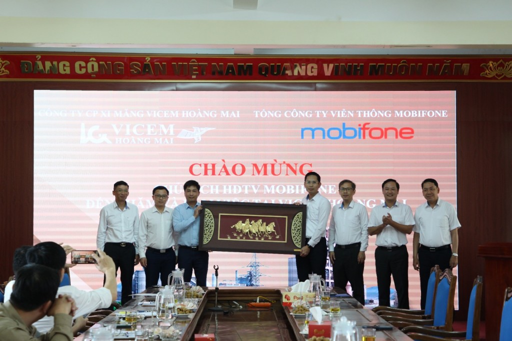 Đồng hành cùng VICEM Hoàng Mai, MobiFone thúc đẩy chuyển đổi số ngành xi măng