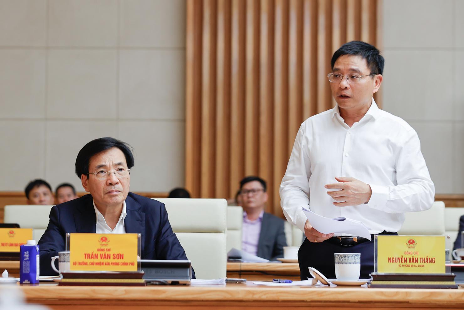 Bộ trưởng Bộ Tài chính Nguyễn Văn Thắng phát biểu tại phiên họp
