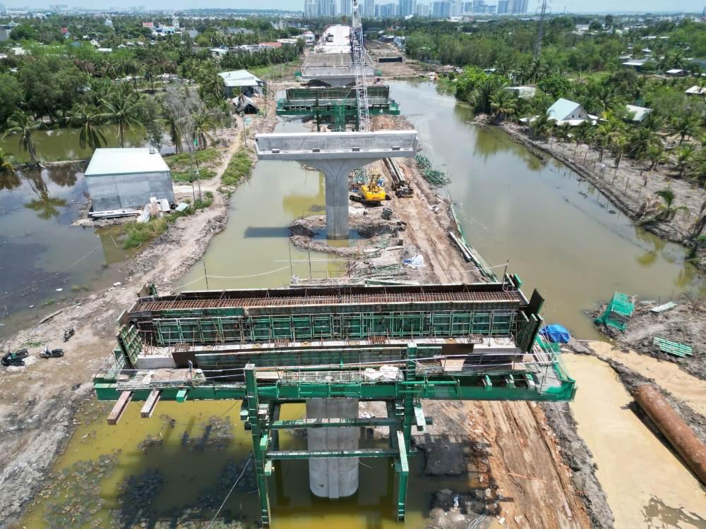 Các trụ cầu cạn Vành đai 3, hướng về nút giao Tân Vạn đang được thi công. Ảnh: Anh Tú