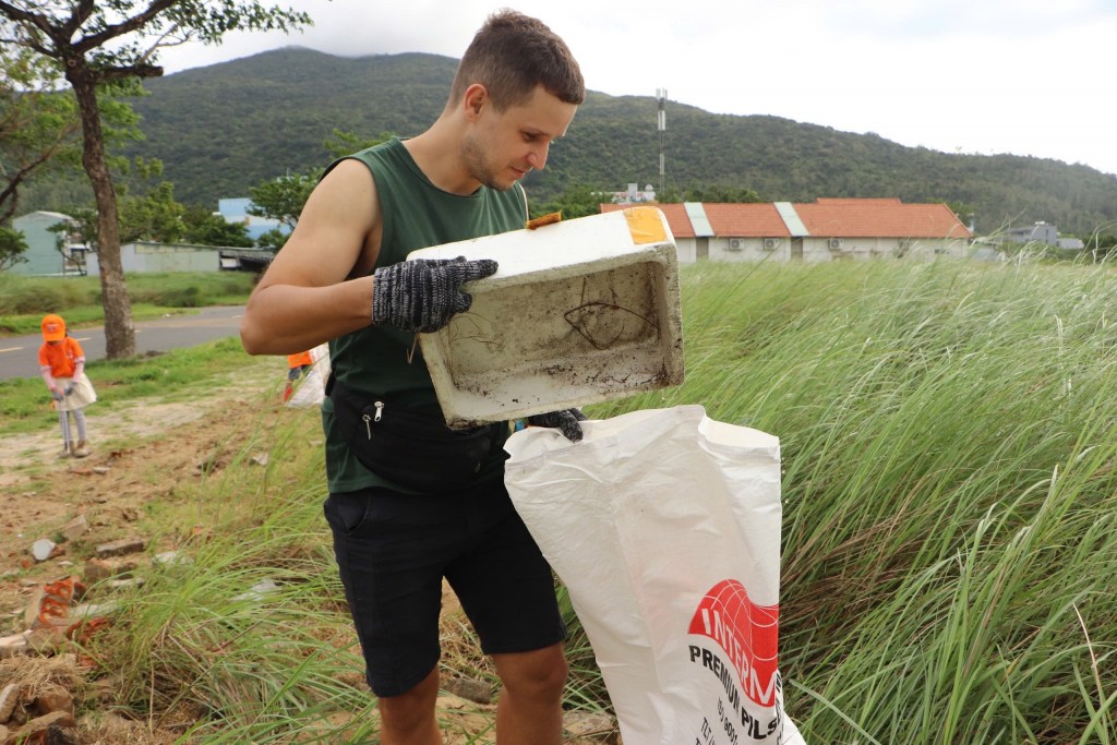 Anh Sasha Shakhov người thành lập nhóm nhặt rác “NO trash in Da Nang anymore” (Ảnh: Đ.Minh)