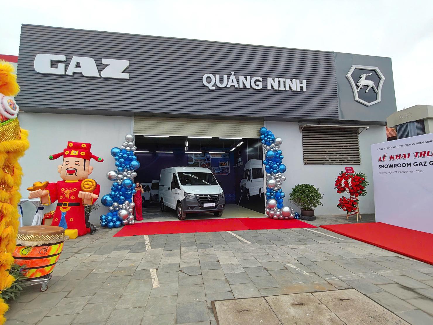 Đại lý Song Minh đã ghi nhận thành công đầu tiên với việc ký kết hợp đồng bán 2 xe minibus Gazelle Next 16 chỗ, trị giá 1,5 tỷ đồng, cho thấy tiềm năng thị trường lớn tại khu vực Quảng Ninh và lân cận.