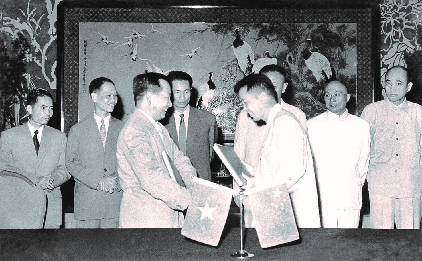 Cố Bộ trưởng Bộ Tài chính Đặng Việt Châu đại diện Chính phủ Việt Nam Dân chủ Cộng hòa ký Hiệp định hợp tác kinh tế với đại diện Chính phủ Trung Quốc.