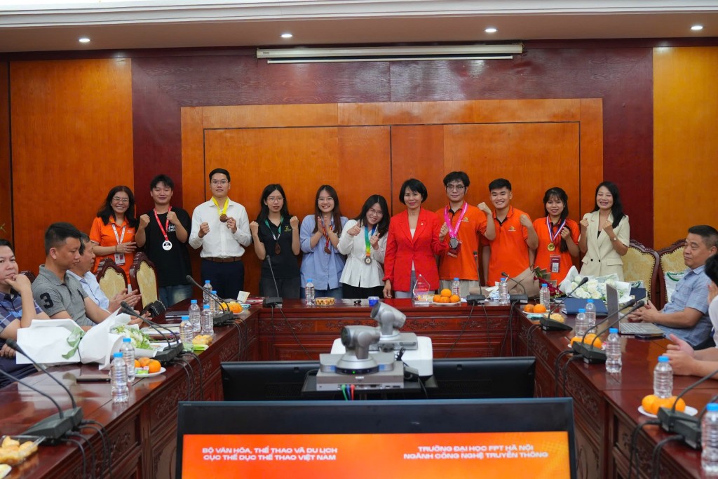 Bà Lê Thị Hoàng Yến - Phó Cục trưởng Cục TDTT Việt Nam cùng các đại diện các nhóm sinh viên trẻ thực hiện dự án
