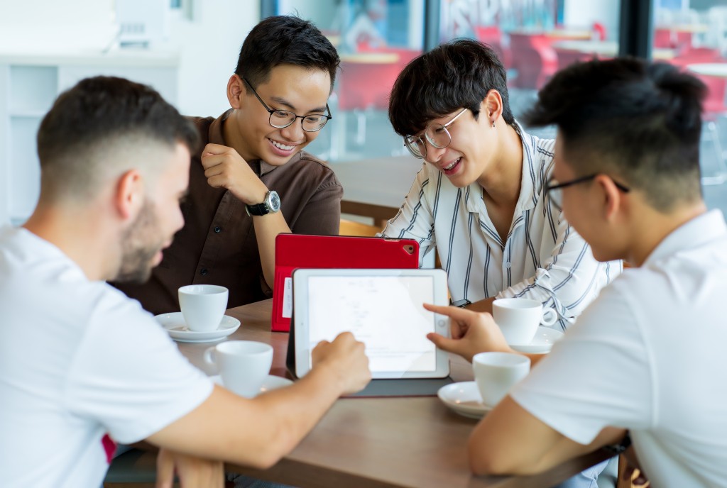Người tiêu dùng đang dịch chuyển mạnh mẽ sang không gian số
