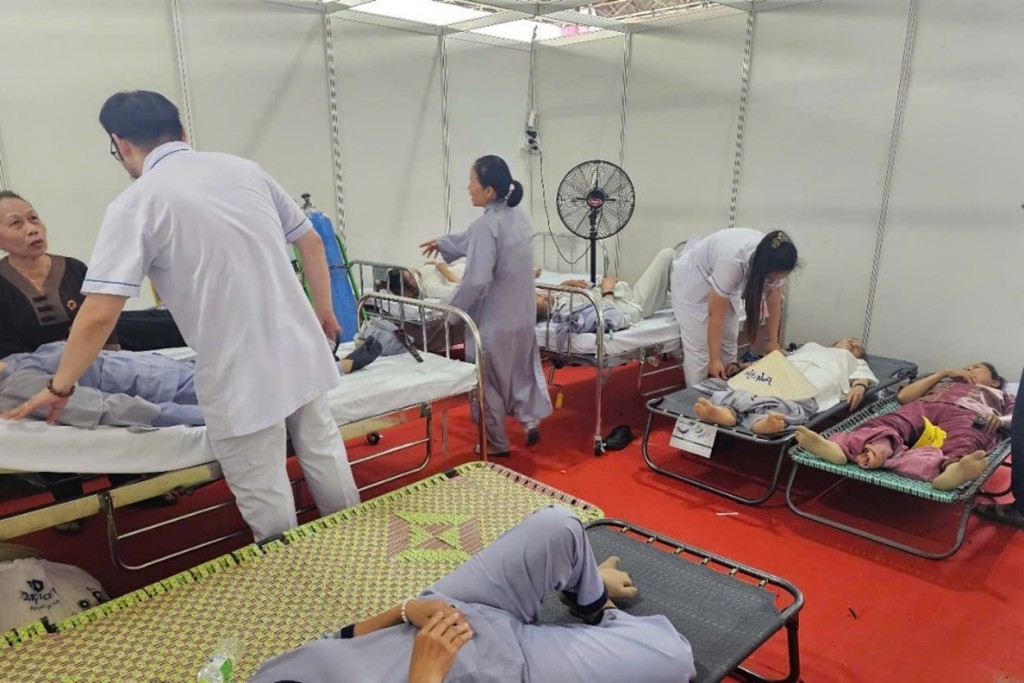 Các y bác sĩ liên tục thăm khám cho người bệnh tại phòng y tế, nhiều người dân bị say nắng, say nóng