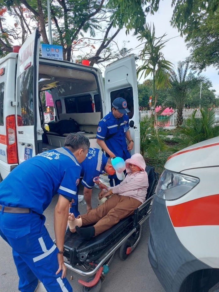 1 người dân bị thương được đội ngũ y bác sĩ khẩn trương sơ cứu và vận chuyển đến bệnh viện chữa trị