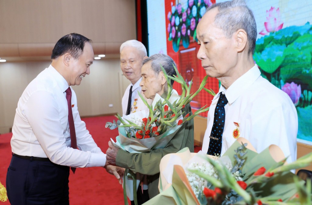 Quận Hà Đông: 440 đảng viên nhận Huy hiệu Đảng