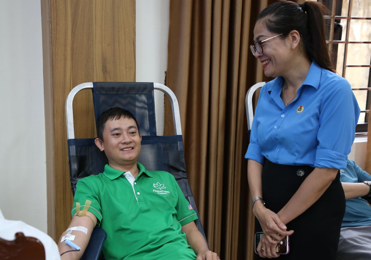 Bà Nguyễn Thị Hà - Phó Chủ tịch LĐLĐ tỉnh động viên người lao động tham gia hiến máu tình nguyện. Ảnh: Hưng Thơ