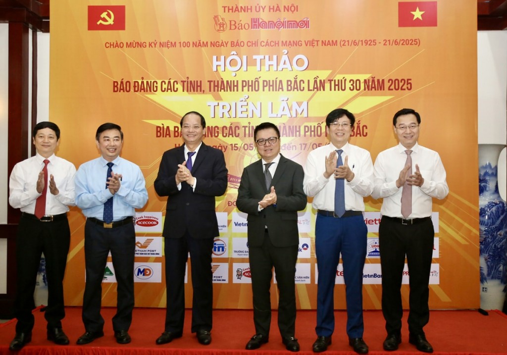 Các đồng chí lãnh đạo Trung ương, thành phố Hà Nội khai mạc triển lãm Ảnh bìa báo Đảng các tỉnh, thành phố phía Bắc. Ảnh: Quang Thái