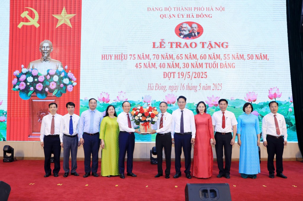 Quận Hà Đông: 440 đảng viên nhận Huy hiệu Đảng