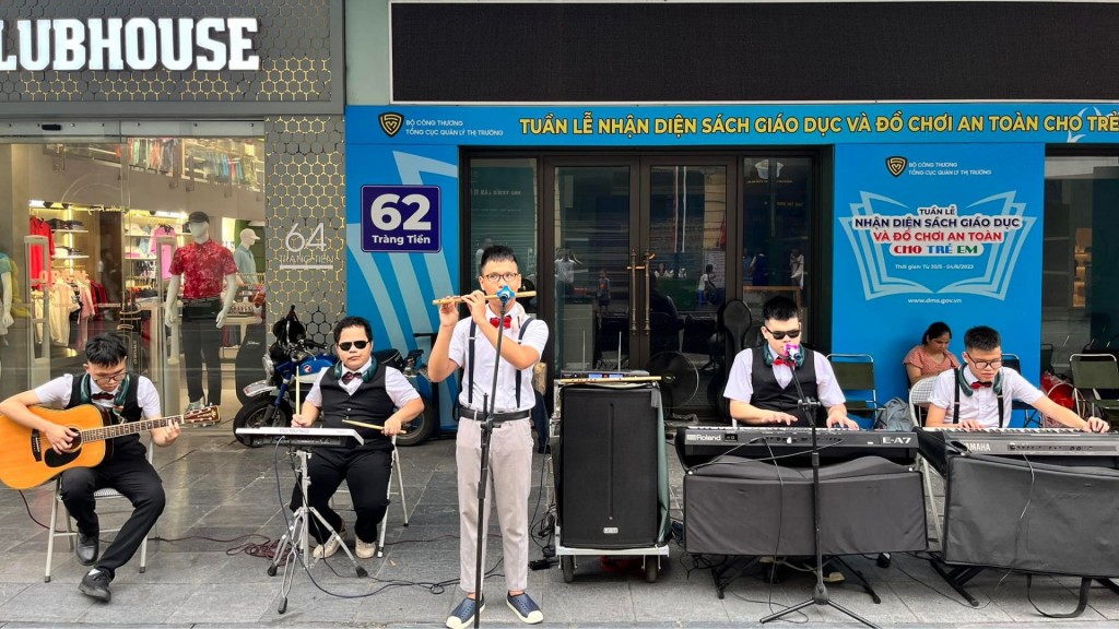Một buổi biểu diễn của ban nhạc “Nắng mới” trên phố đi bộ