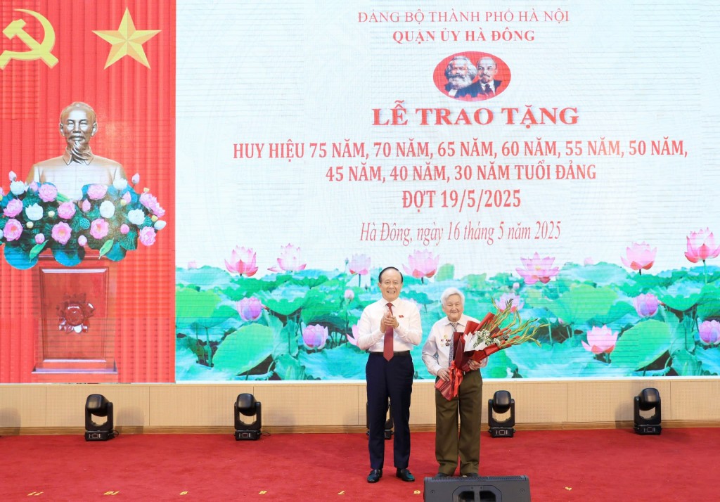 Quận Hà Đông: 440 đảng viên nhận Huy hiệu Đảng
