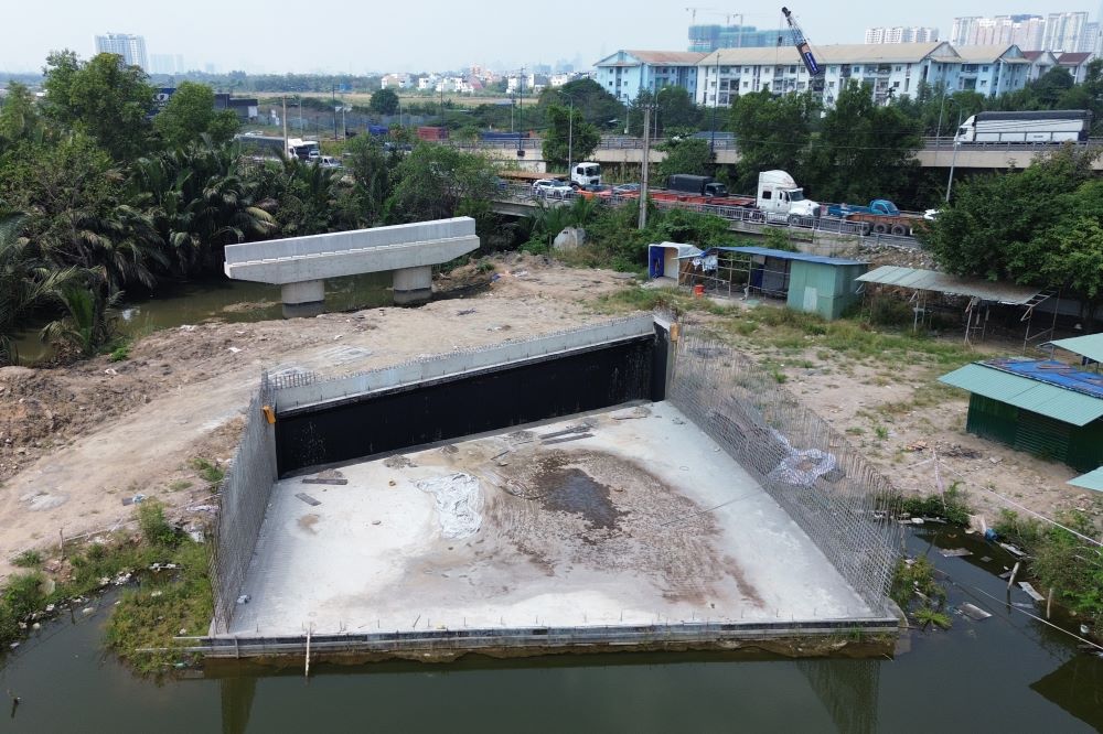 Cầu Kỳ Hà 4 đang tạm ngưng thi công vì thiếu mặt bằng. Ảnh: Anh Tú