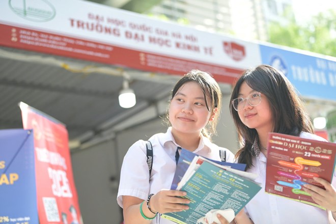 Học sinh đạt 8 điểm Toán mới được học vi mạch bán dẫn. Ảnh: Dương Triều