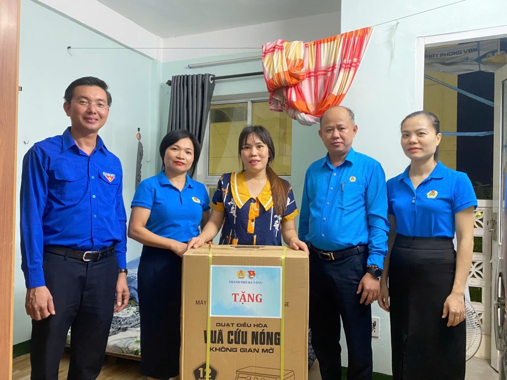 Lãnh đạo Thành đoàn Đà Nẵng và Liên đoàn Lao động thành phố trao tặng  quạt hơi nước cho thanh niên công nhân tại nhà trọ