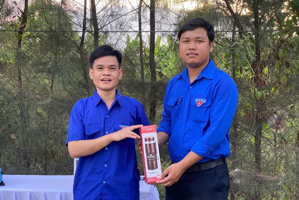 Thanh niên công nhân tham gia các hoạt động giao lưu, đổi quà