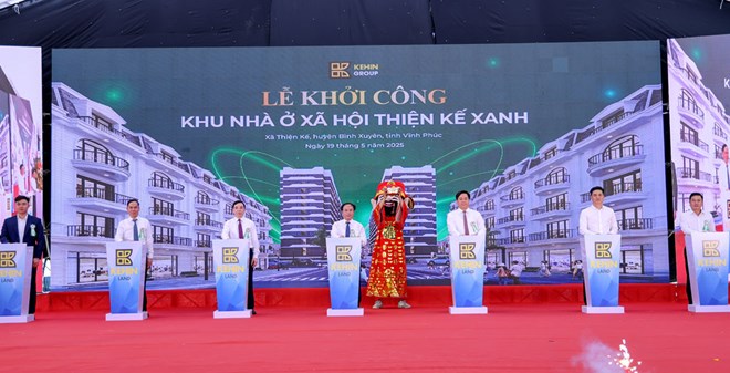 Các đại biểu thực hiện nghi thức khởi công Khu nhà ở xã hội Thiện Kế Xanh. Ảnh: Khánh Linh