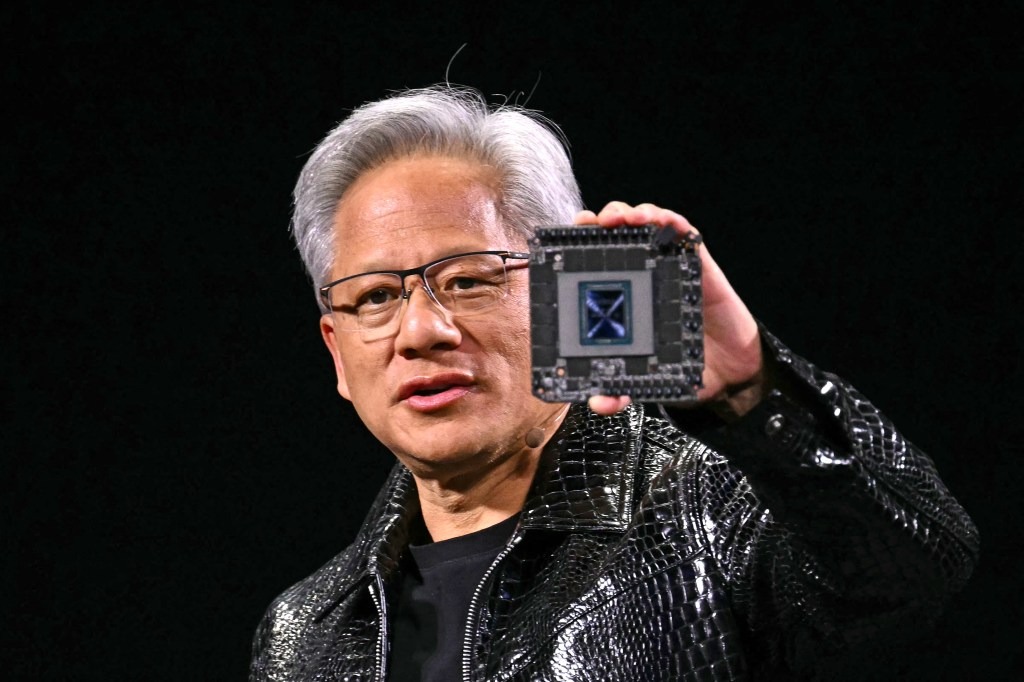 CEO NVIDIA khẳng định không tuồn chip AI sang Trung Quốc: “Hệ thống nặng 2 tấn, ai mà giấu được vào balo?”- Ảnh 1.