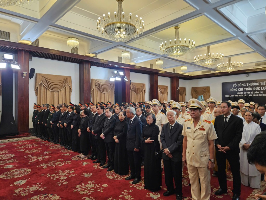 Các đại biểu chờ viếng nguyên Chủ tịch nước Trần Đức Lương Các đại biểu chờ viếng nguyên Chủ tịch nước Trần Đức Lương