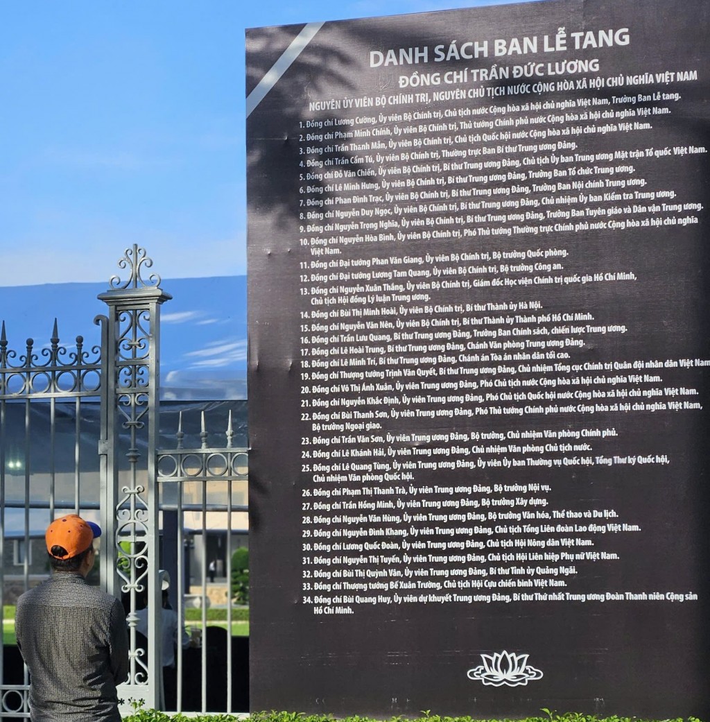 Người dân đứng lại đọc các thông tin về lễ viếng Người dân đứng lại đọc các thông tin về lễ viếng