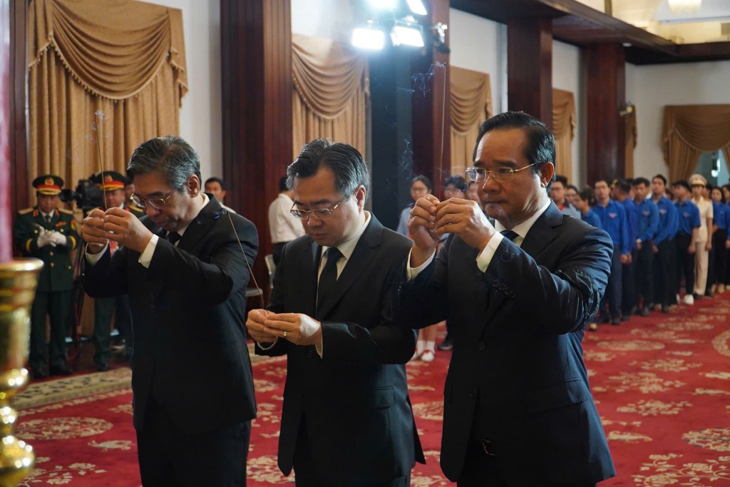 Các lãnh đạo TPHCM thắp hưởng tưởng nhớ nguyên Chủ tịch nước Trần Đức Lương Các lãnh đạo TPHCM thắp hưởng tưởng nhớ nguyên Chủ tịch nước Trần Đức Lương