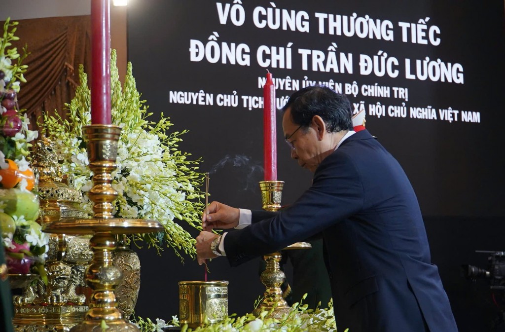 Bí thư Thành ủy TPHCM Nguyễn Văn Nên thắp hưởng tưởng nhớ nguyên Chủ tịch nước Trần Đức Lương Bí thư Thành ủy TPHCM Nguyễn Văn Nên thắp hưởng tưởng nhớ nguyên Chủ tịch nước Trần Đức Lương