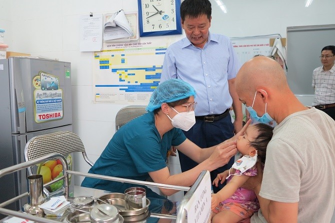 Lãnh đạo TTYT quận Hai Bà Trưng kiểm tra, giám sát tại các điểm uống Vitamin A và cân đo cho trẻ.