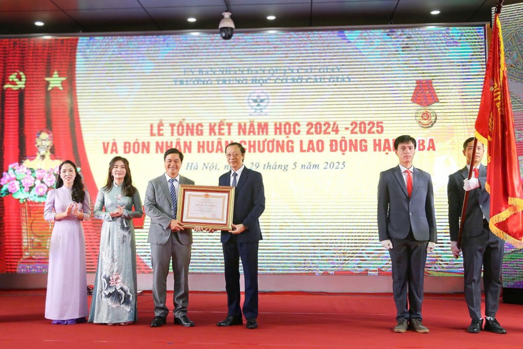 Trường THCS Cầu Giấy đón nhận Huân chương Lao động hạng Ba Trường THCS Cầu Giấy đón nhận Huân chương Lao động hạng Ba