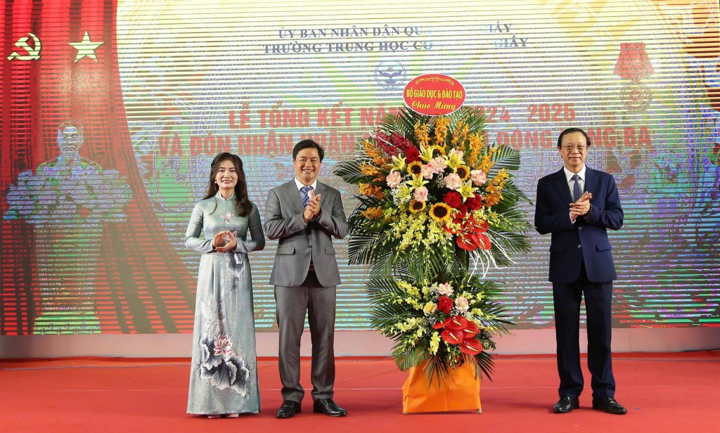 Trường THCS Cầu Giấy đón nhận Huân chương Lao động hạng Ba Trường THCS Cầu Giấy đón nhận Huân chương Lao động hạng Ba