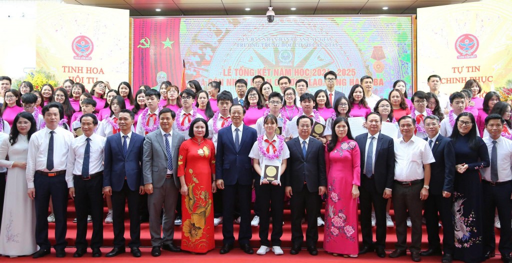 Trường THCS Cầu Giấy đón nhận Huân chương Lao động hạng Ba Trường THCS Cầu Giấy đón nhận Huân chương Lao động hạng Ba