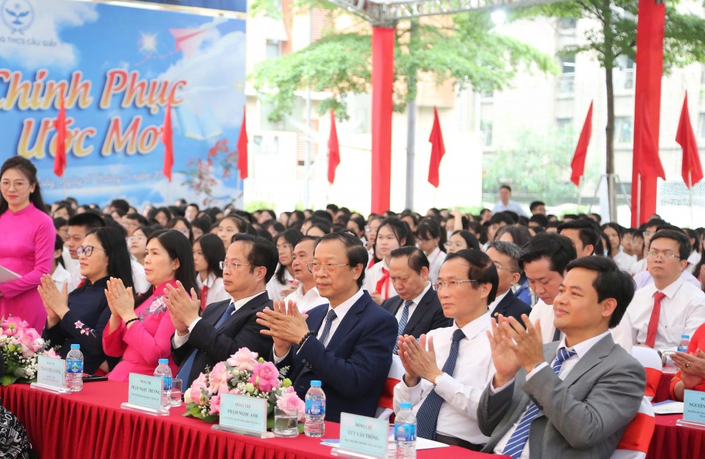 Các đại biểu tham dự lễ bế giảng năm học và đón nhận Huân chương Lao động hạng Ba của Trường THCS Cầu Giấy Các đại biểu tham dự lễ bế giảng năm học và đón nhận Huân chương Lao động hạng Ba của Trường THCS Cầu Giấy