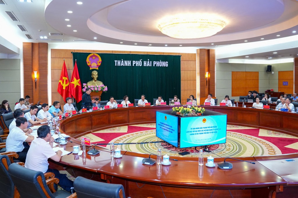 Quang cảnh Hội nghị tiếp xúc và trả lời đại diện các hộ dân ở Chung cư do thành phố xây dựng