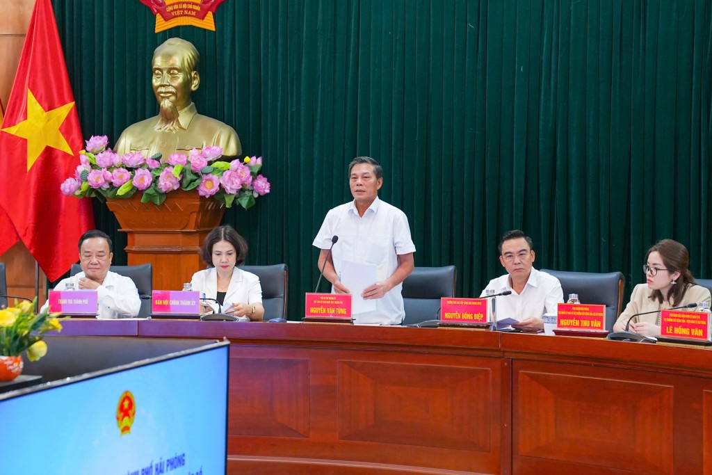 Chủ tịch Ủy ban nhân dân thành phố trả lời các kiến nghị của công dân.